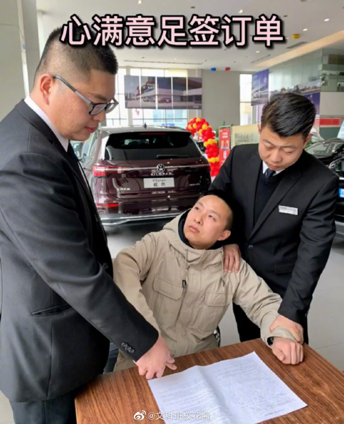 刘昊然在保温杯上班,刘昊然带保温杯上班