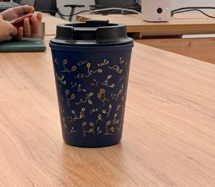 刘昊然在保温杯上班,刘昊然带保温杯上班