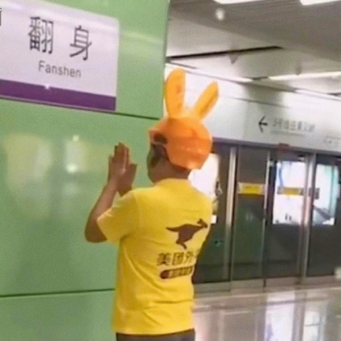 刘昊然在保温杯上班,刘昊然带保温杯上班