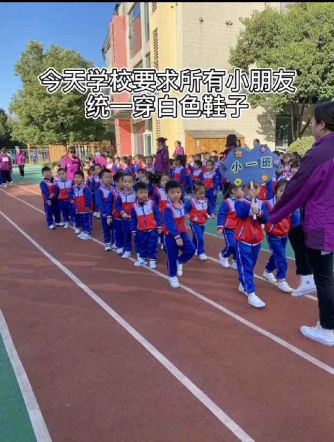 刘昊然在保温杯上班,刘昊然带保温杯上班