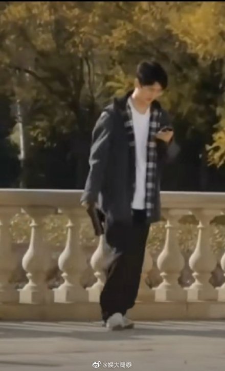 刘昊然在保温杯上班,刘昊然带保温杯上班