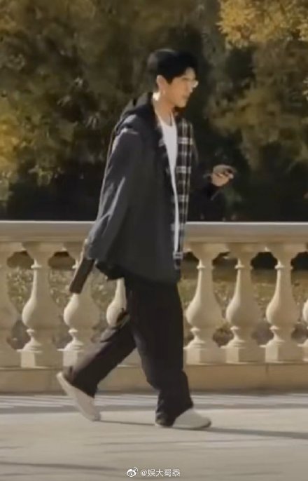 刘昊然在保温杯上班,刘昊然带保温杯上班