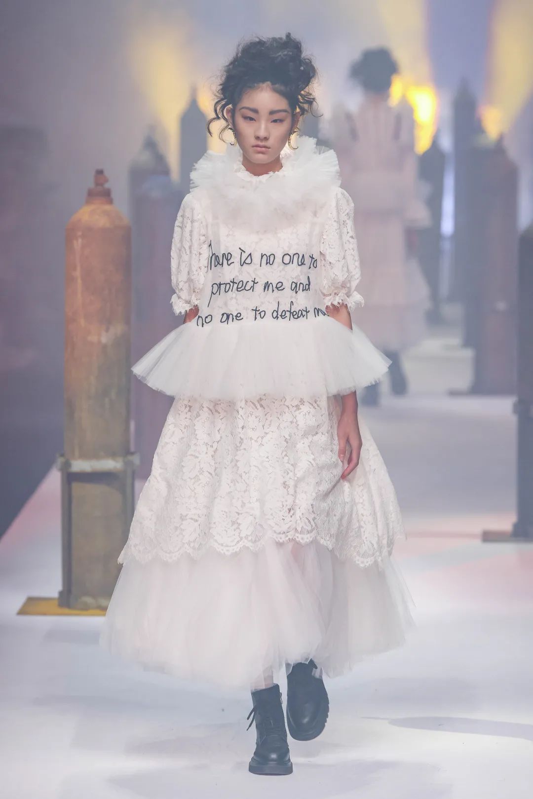 2023秋冬上海时装周秀场设计,2020春夏上海时装周展会分析