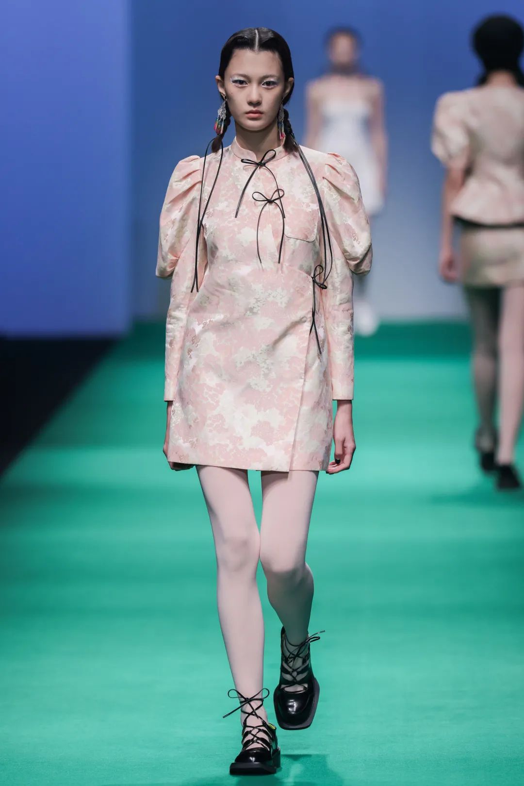 2023秋冬上海时装周秀场设计,2020春夏上海时装周展会分析