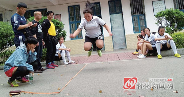 绿茵场上青春飞扬,绿茵场上的激烈角逐