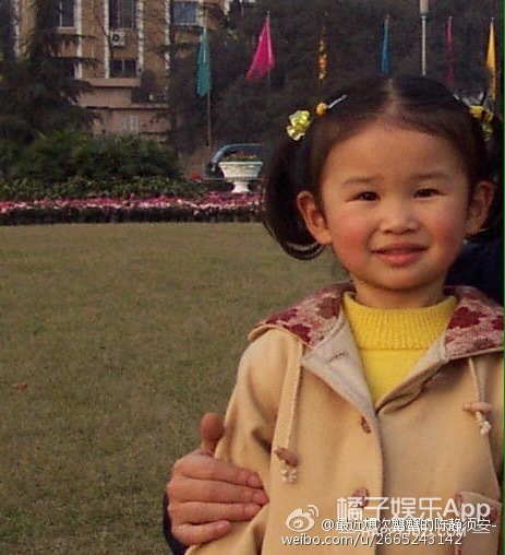 还记得表情包,小女孩模仿妈妈生气皱眉表情包