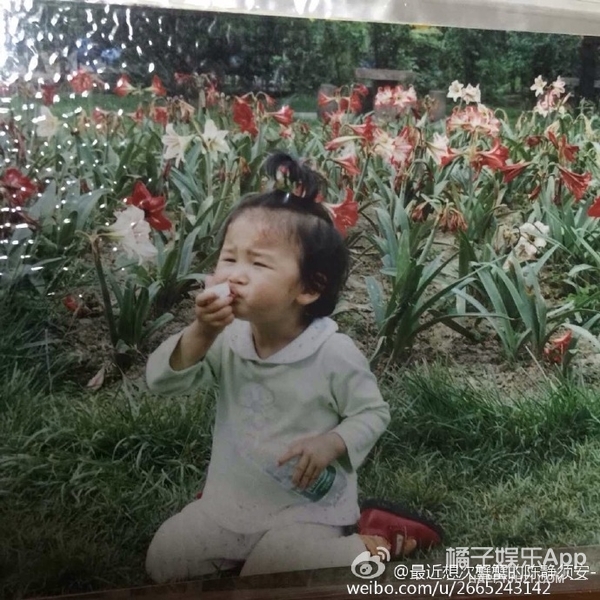 还记得表情包,小女孩模仿妈妈生气皱眉表情包