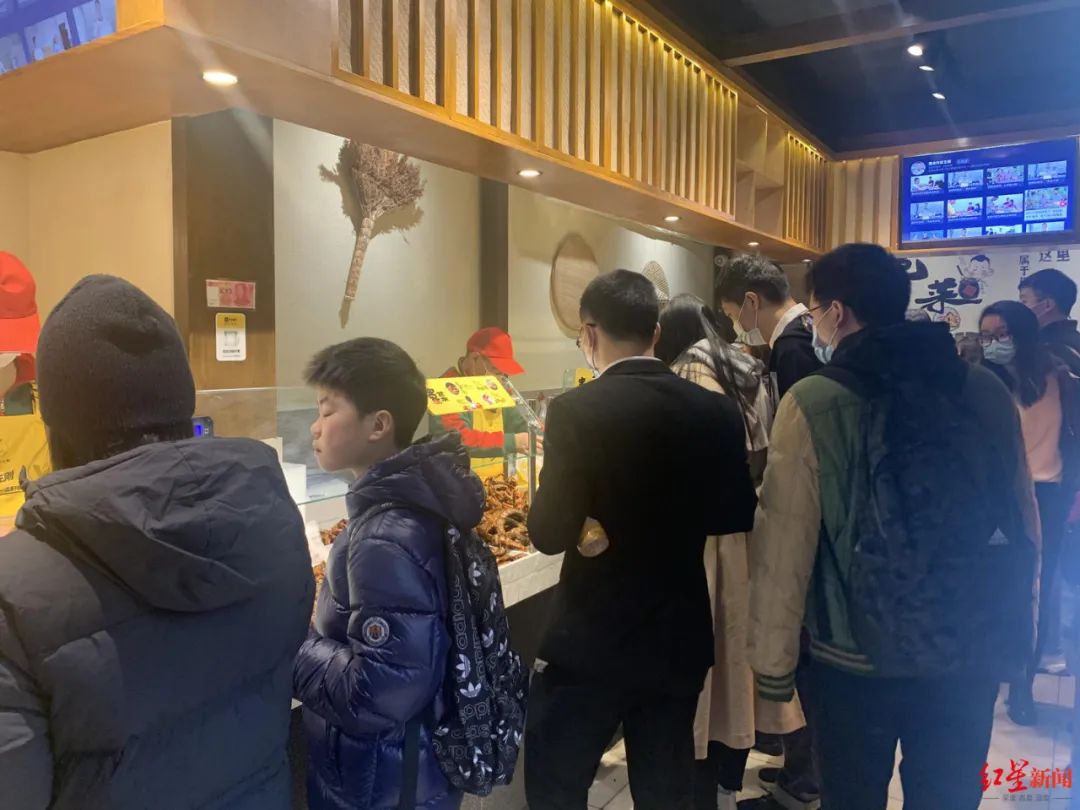 成都又新添一大波“明星店”！关晓彤的奶茶、黄晓明的复古烤肉、网红厨师王刚的秘制卤菜…都来啦