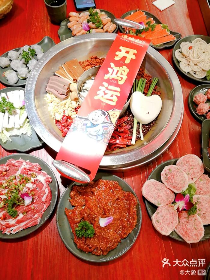 成都又新添一大波“明星店”！关晓彤的奶茶、黄晓明的复古烤肉、网红厨师王刚的秘制卤菜…都来啦