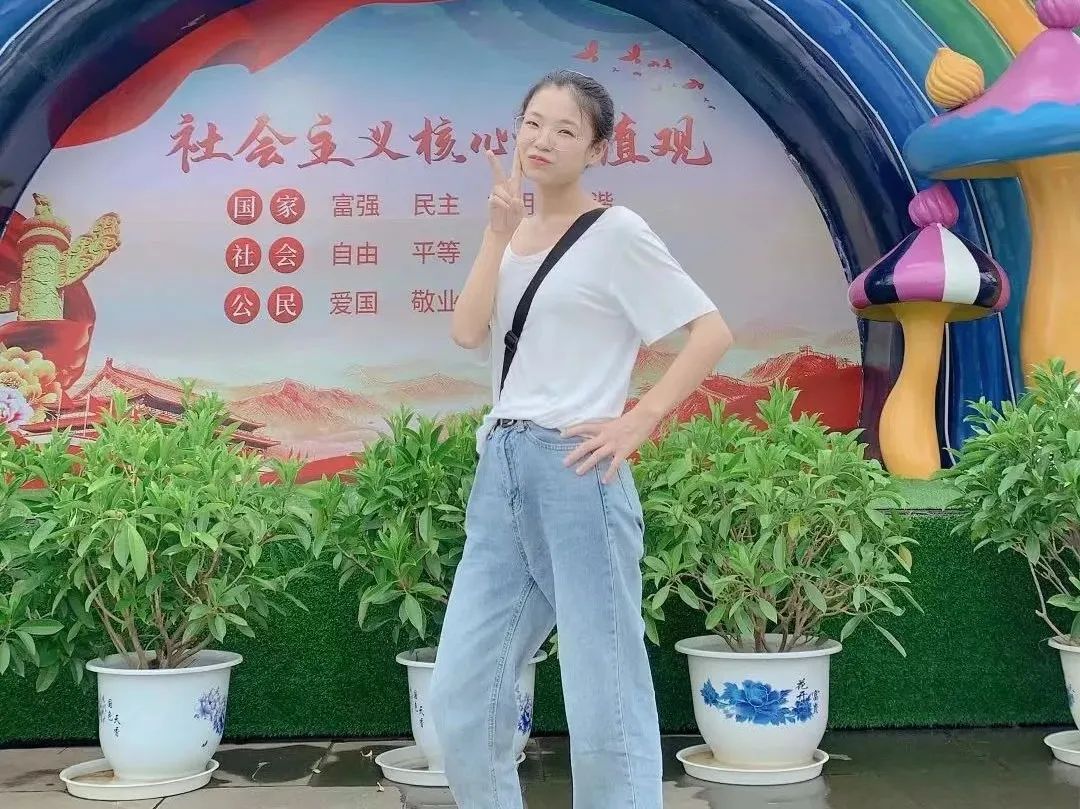 向优秀看齐向榜样靠拢,向优秀的前辈们看齐