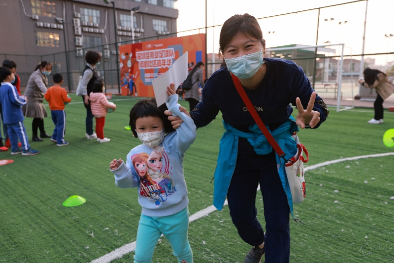 深圳佳兆业队走进平湖街道，社区嘉年华上家长孩子们玩嗨了