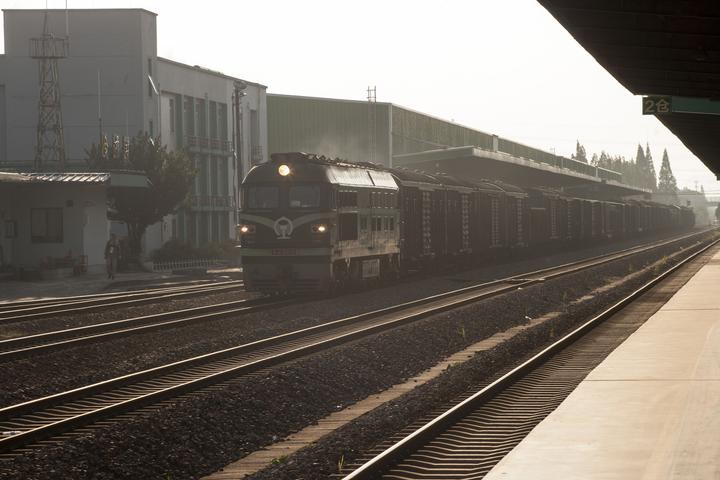 告别宣杭老线|49岁的仓前火车站今天挥手谢幕，它有杭州市区罕见的铁路道口