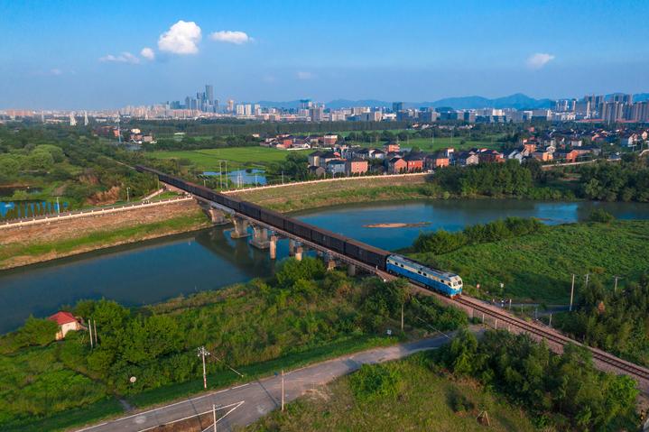 告别宣杭老线|49岁的仓前火车站今天挥手谢幕，它有杭州市区罕见的铁路道口