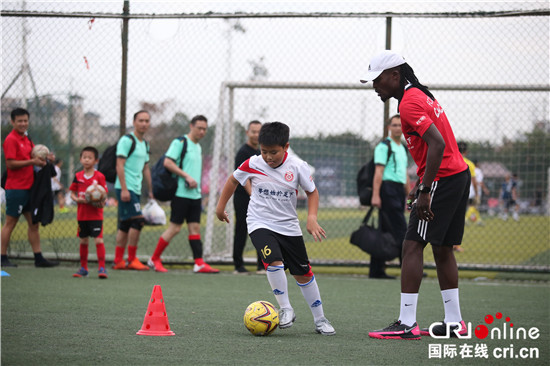 非洲“90后”教练小龙：感受中国足球少年的拼搏精神认为中国足球“绝对越来越厉害”
