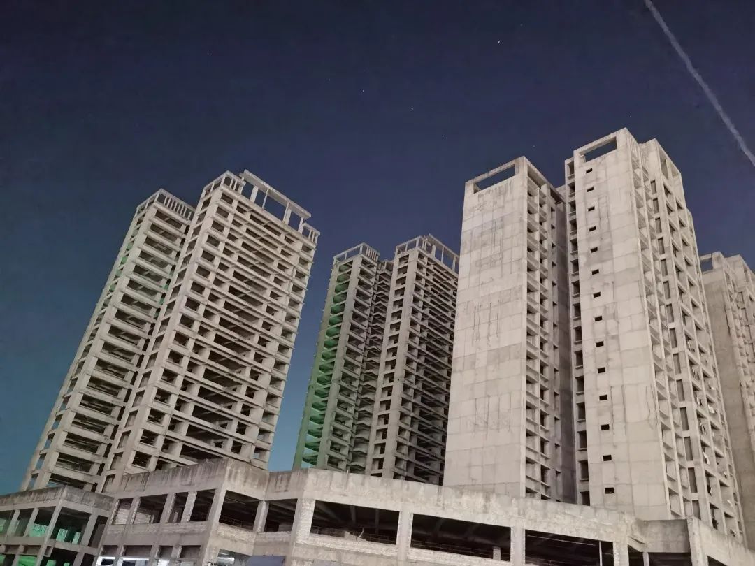 住在烂尾楼的他们，熬过了疫情，却熬不过寒冬……