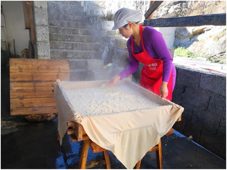 歙县：红红火火迎新年火焙豆腐这么做