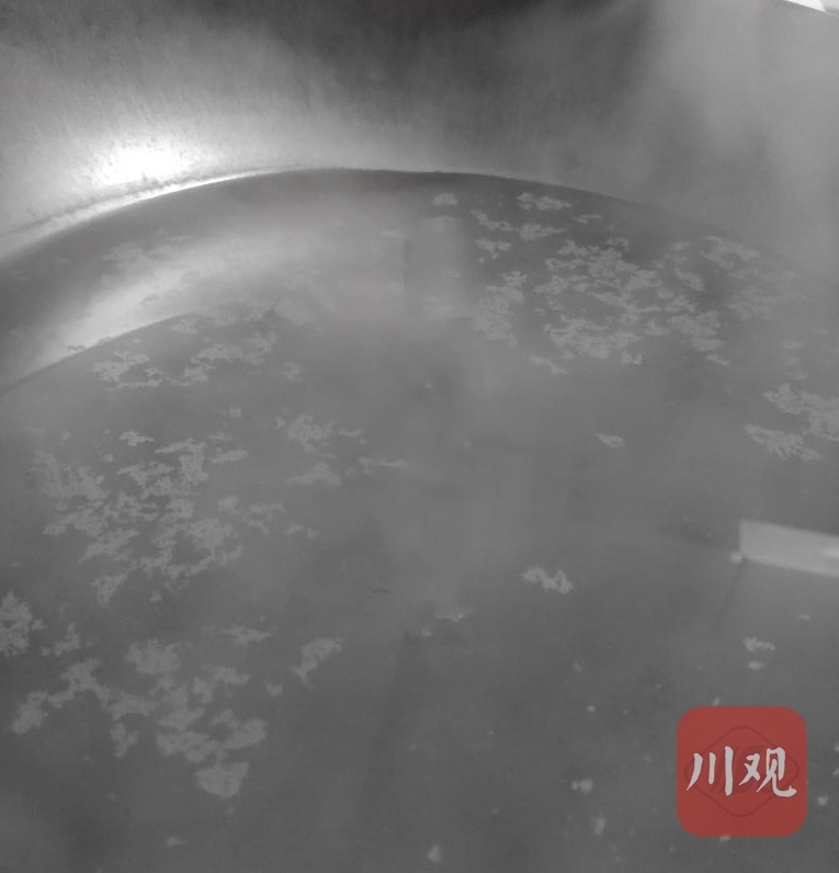民情丨崇州居民担忧：自来水烧开有大量白色漂浮物，有害吗？