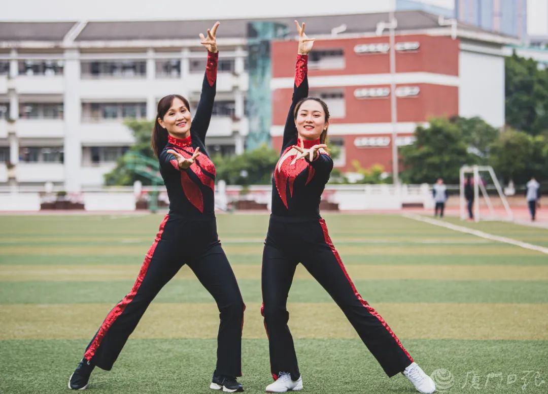 你们的老师又去比赛了！所有第一名都拿到手！12个人拿了11个一等奖