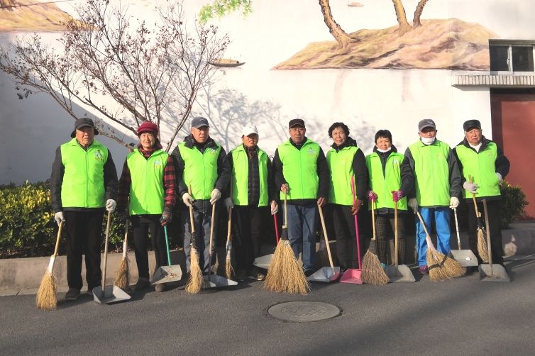 浦锦街道生活日记——“锦”彩群文丨有这么一群活跃在300平米绿茵场上的老小孩以球会友尽显夕阳风采