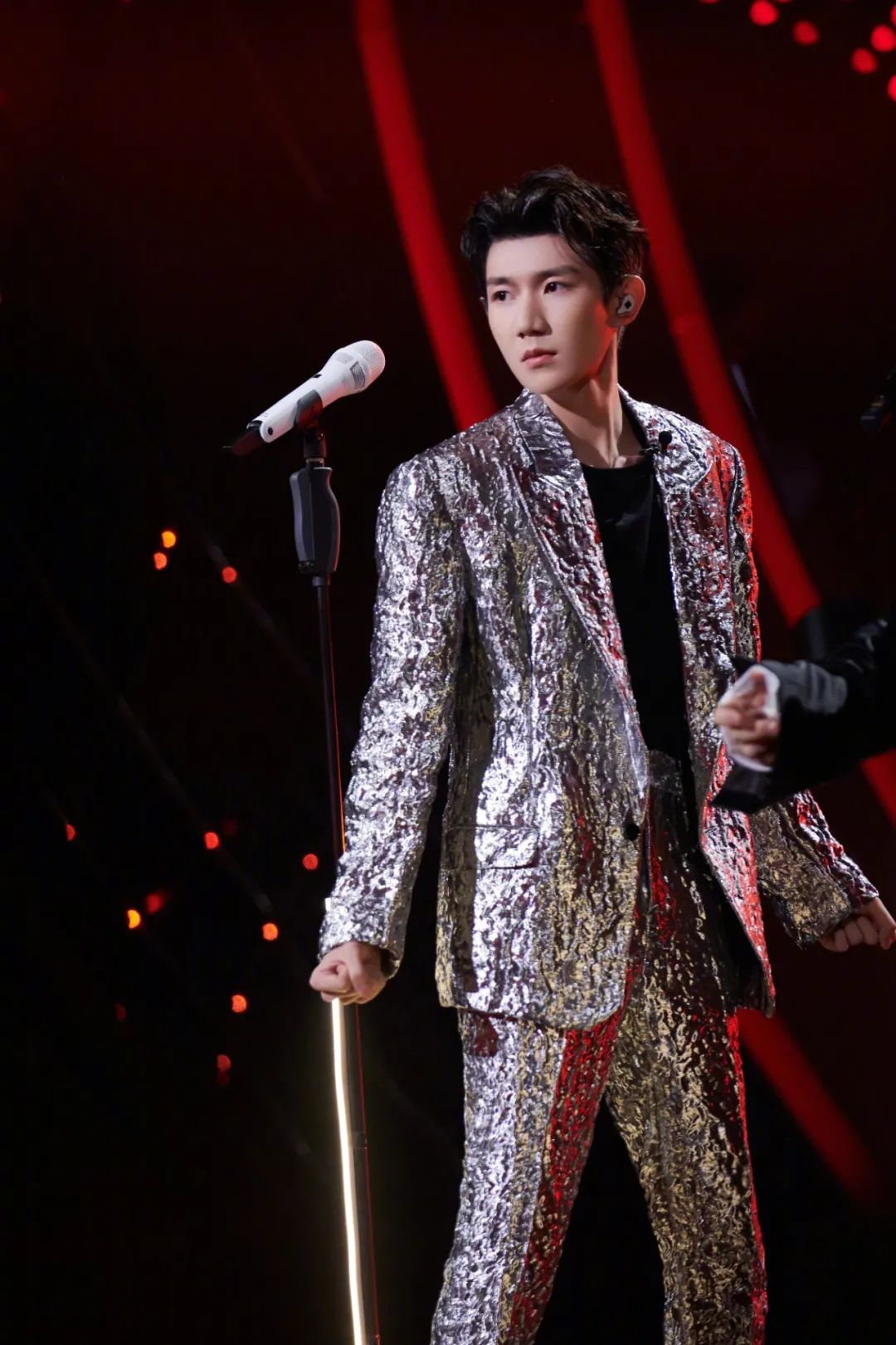 金属风单品,金属感银色和白色