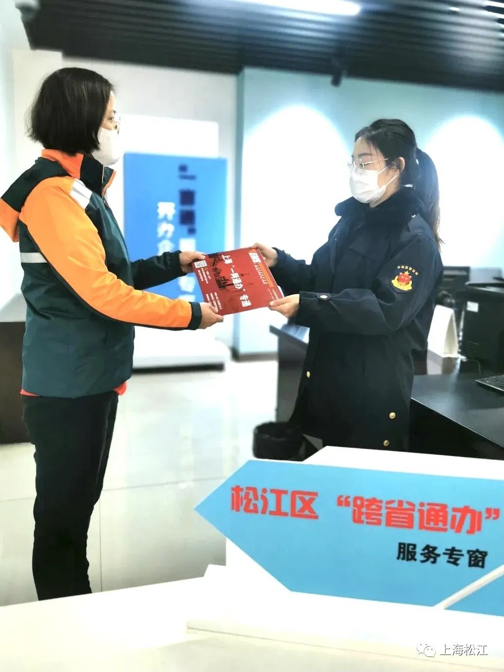 他在松江开办企业，在江苏家中就收到了营业执照！全市首家“跨省通办”企业在松诞生