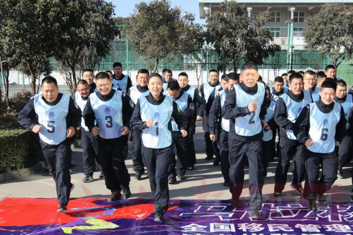 庆祝首届中国人民警察节,交警热烈庆祝中国人民警察节