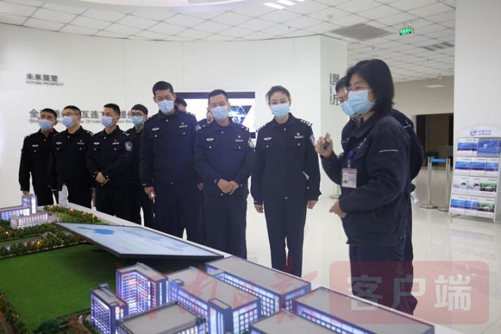 庆祝首届中国人民警察节,交警热烈庆祝中国人民警察节