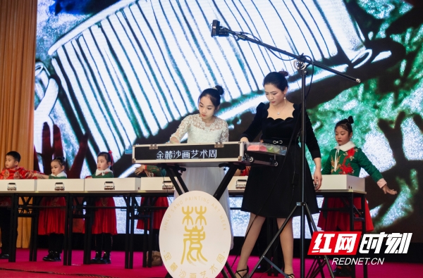 2021金麓沙画艺术周暨新美育高峰论坛在长沙开幕沙画教材《舞沙成画》全国首发