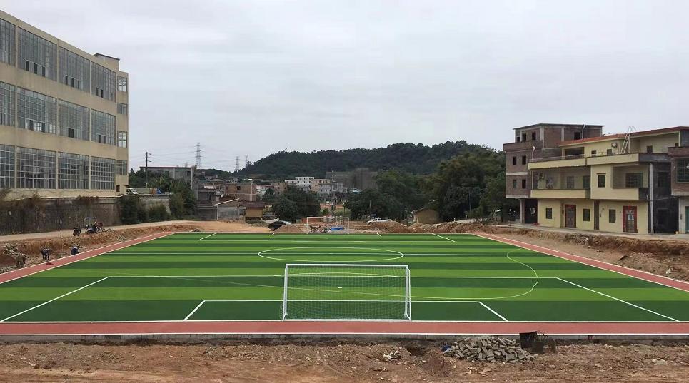 昔日臭水沟今朝变乐园,太原臭水塘足球场