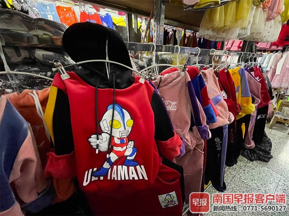 南宁市场上童装安全隐患不少，专家建议：选购童装要“一看二闻三摸”