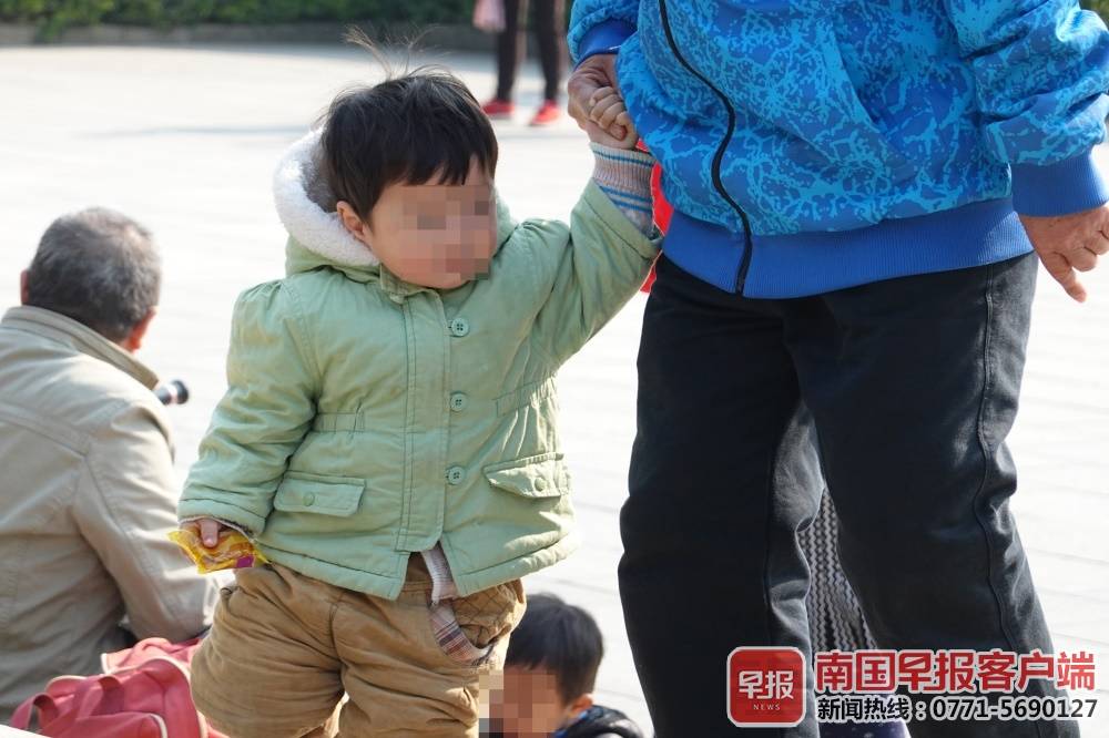 南宁市场上童装安全隐患不少，专家建议：选购童装要“一看二闻三摸”