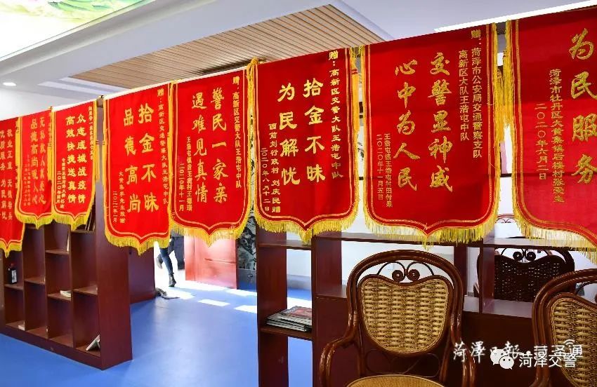 一面锦旗诉说一段暖心事,一面锦旗一个故事