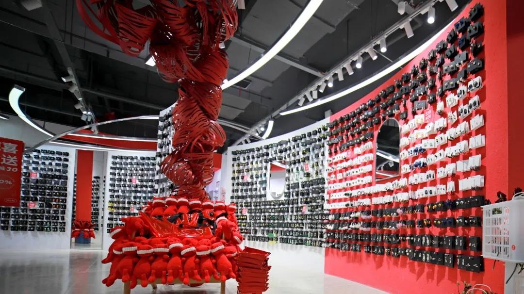 瑞幸0元招加盟商；大润发收购盒小马剩余股权；上海茑屋书店二店落前滩太古里