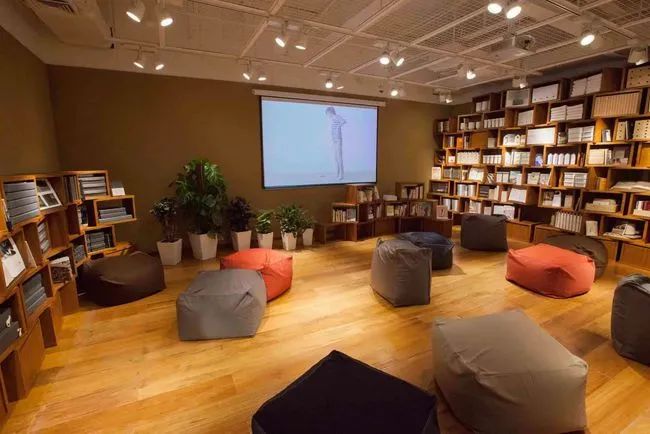 瑞幸0元招加盟商；大润发收购盒小马剩余股权；上海茑屋书店二店落前滩太古里