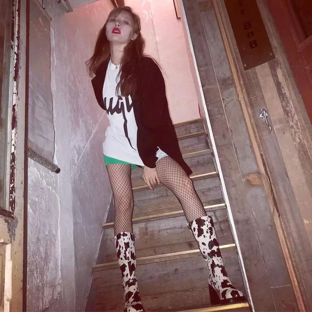 看泫雅的搭配,周冬雨泫雅撞衫