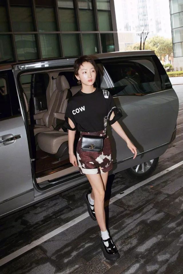 看泫雅的搭配,周冬雨泫雅撞衫