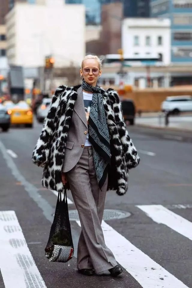 看泫雅的搭配,周冬雨泫雅撞衫