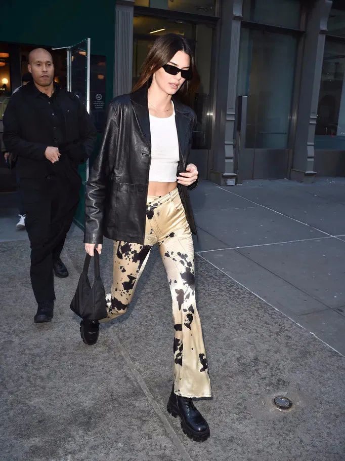 看泫雅的搭配,周冬雨泫雅撞衫