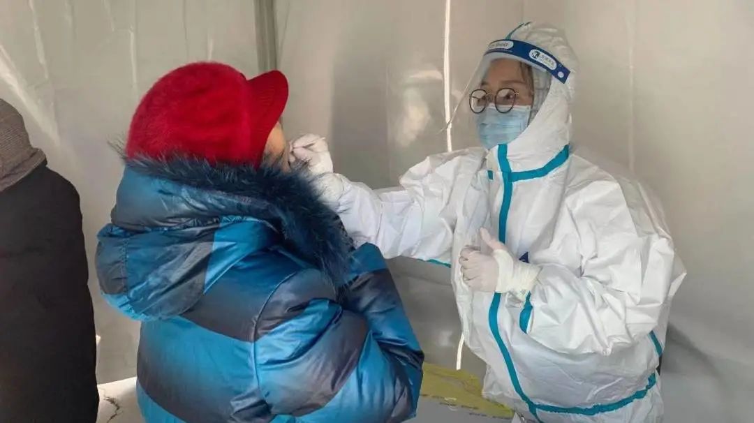 如果祖国有颜色那一定是中国红,如果战疫有颜色