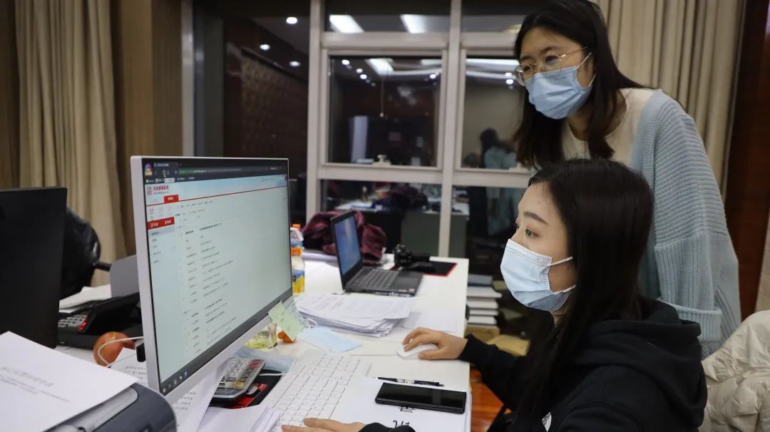 如果祖国有颜色那一定是中国红,如果战疫有颜色