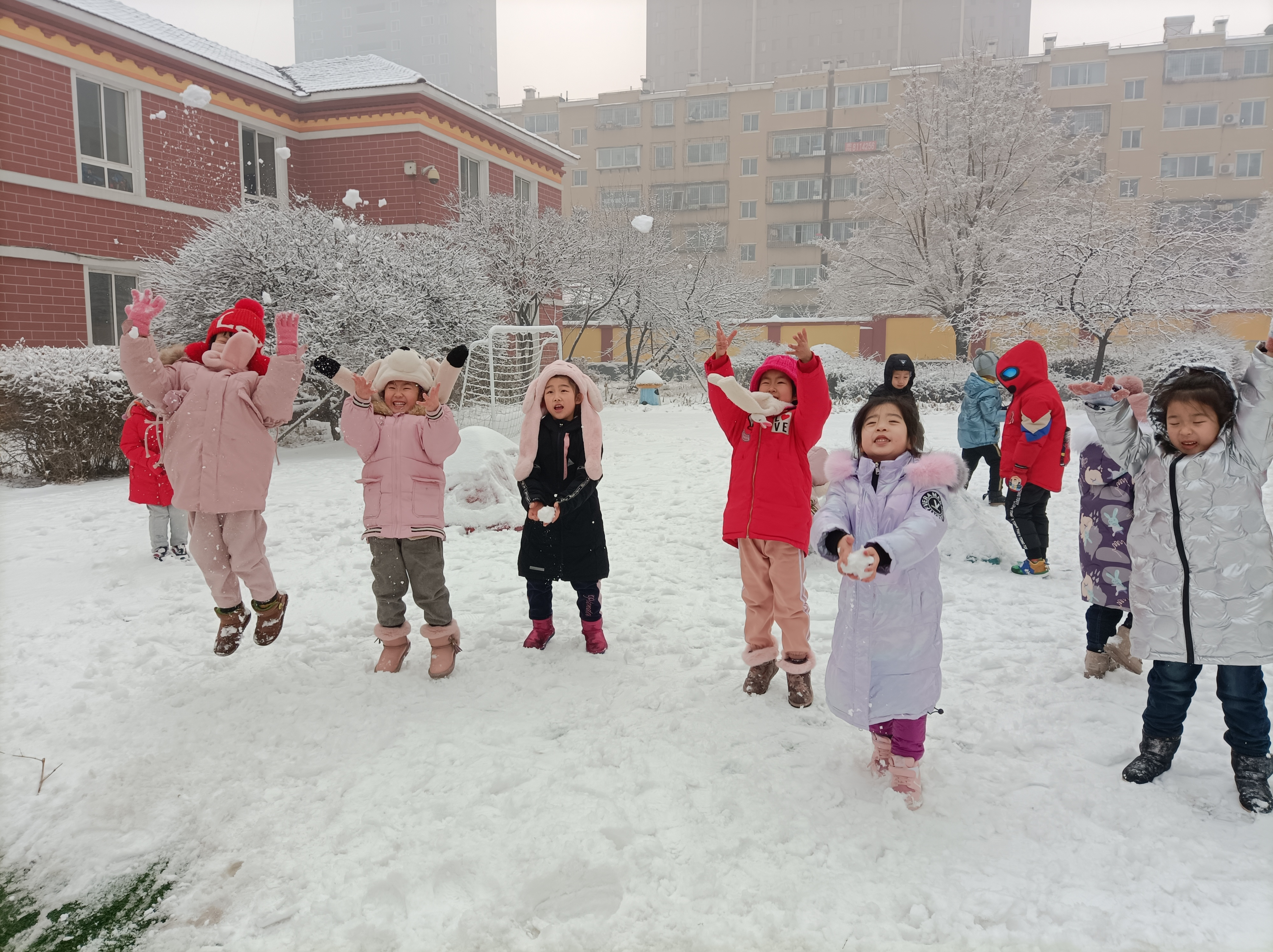 以雪为媒幼儿园娃娃尽享“大自然教科书”
