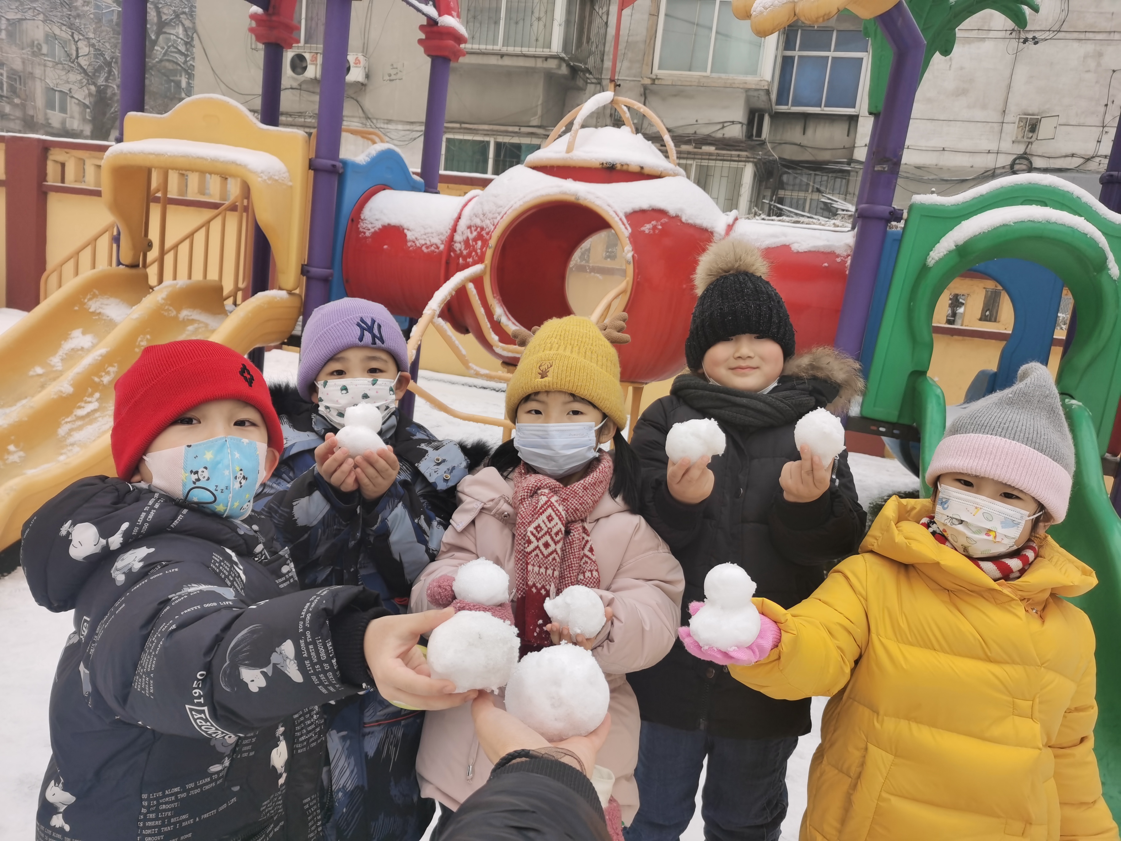 以雪为媒幼儿园娃娃尽享“大自然教科书”