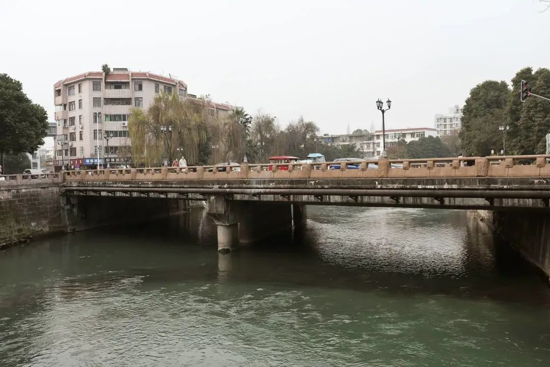 满地都是30年老店，温江真是太吓人了