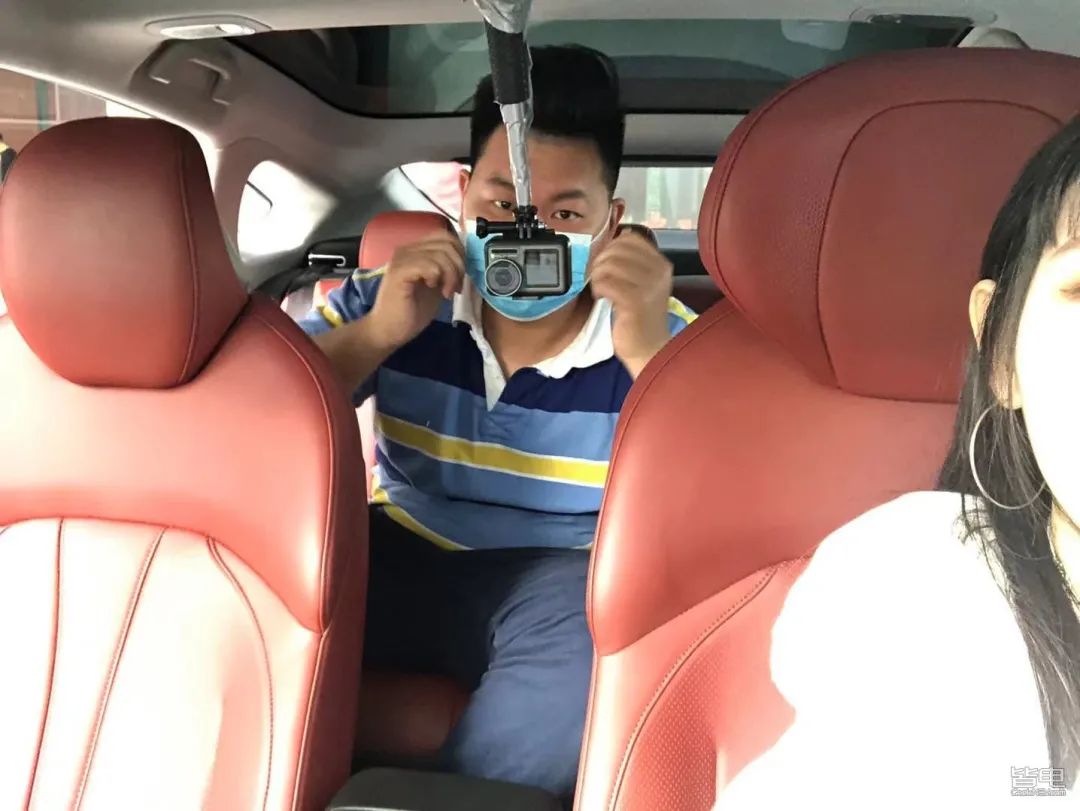 特斯拉小鹏蔚来激烈驾驶评测,作死挑战骑电动车