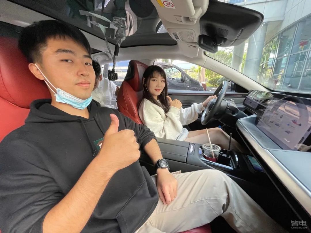 特斯拉小鹏蔚来激烈驾驶评测,作死挑战骑电动车