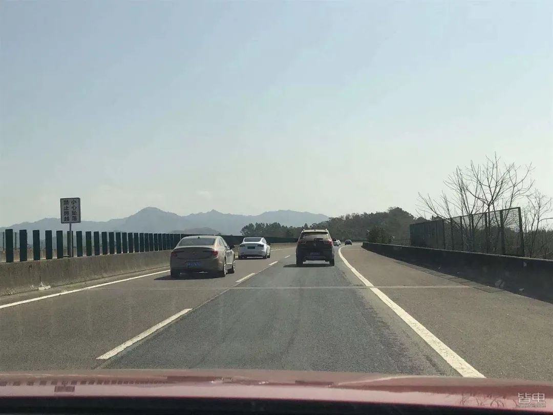 特斯拉小鹏蔚来激烈驾驶评测,作死挑战骑电动车