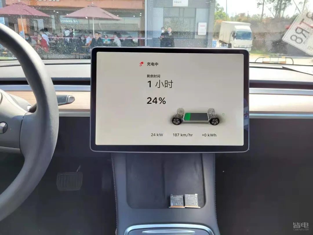 特斯拉小鹏蔚来激烈驾驶评测,作死挑战骑电动车