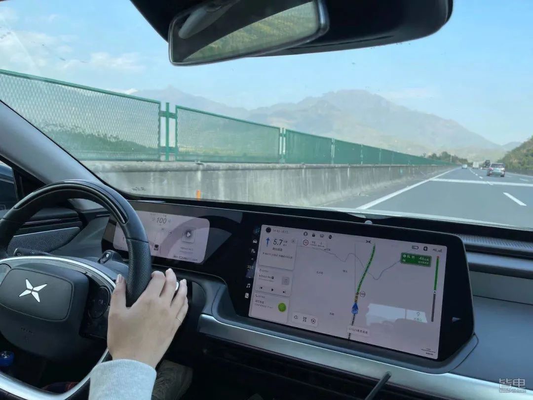 特斯拉小鹏蔚来激烈驾驶评测,作死挑战骑电动车