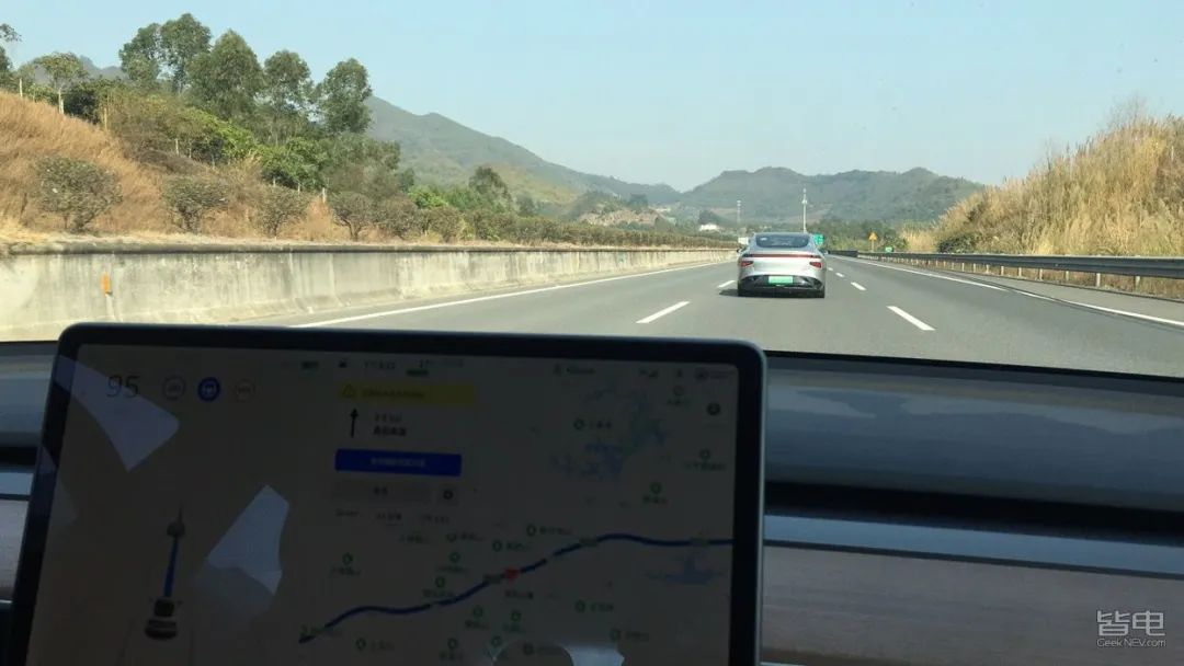 特斯拉小鹏蔚来激烈驾驶评测,作死挑战骑电动车