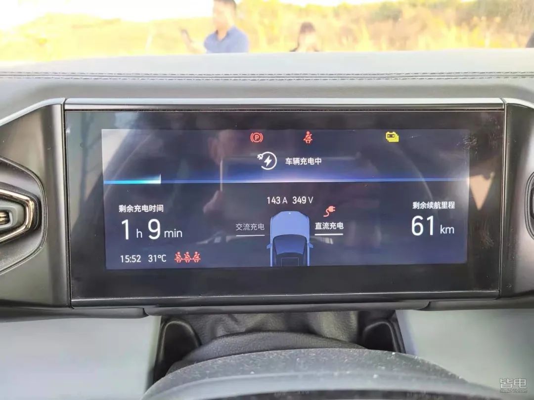 特斯拉小鹏蔚来激烈驾驶评测,作死挑战骑电动车